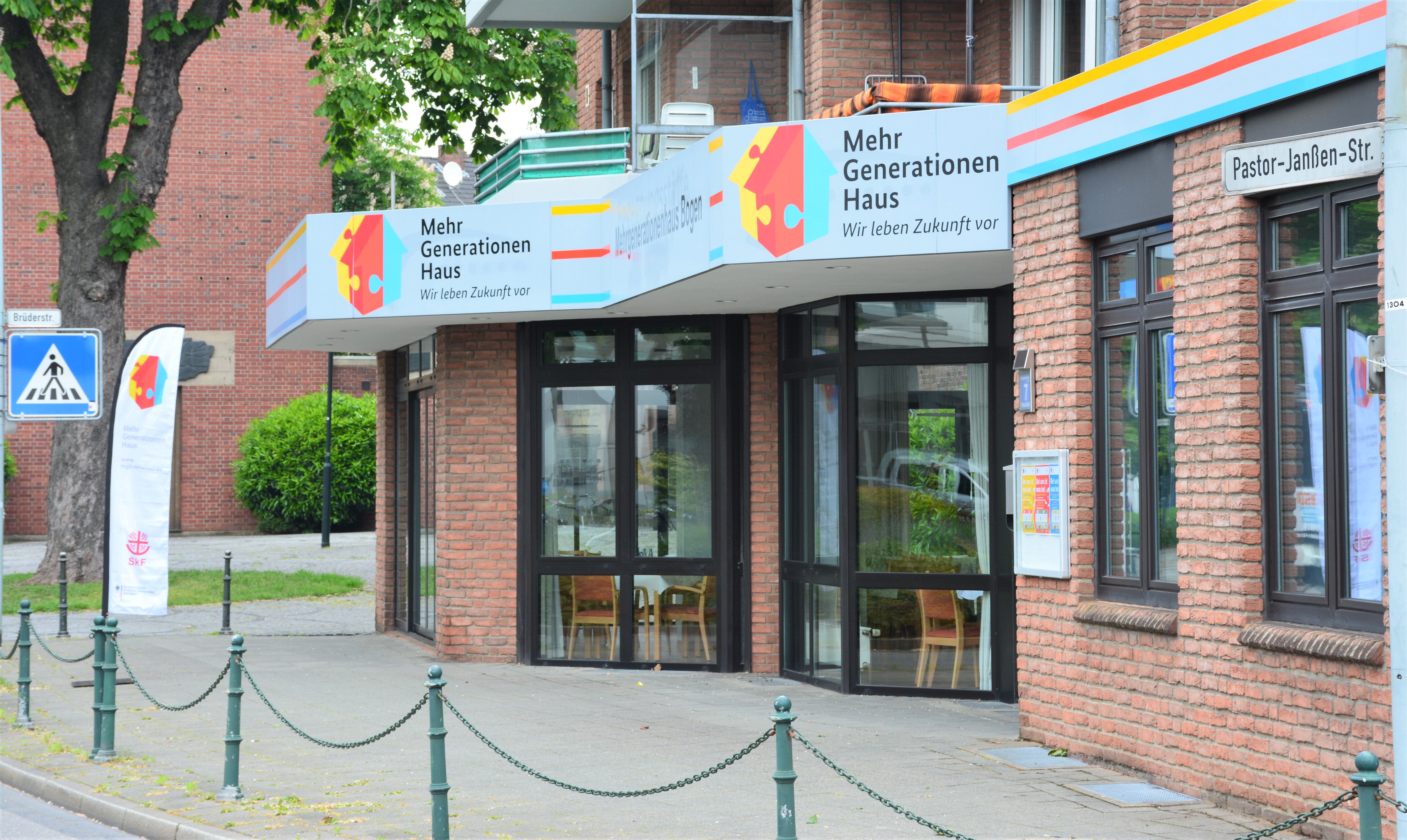 Der Eingang liegt direkt gegenüber des Marien-Hospitals Wesel