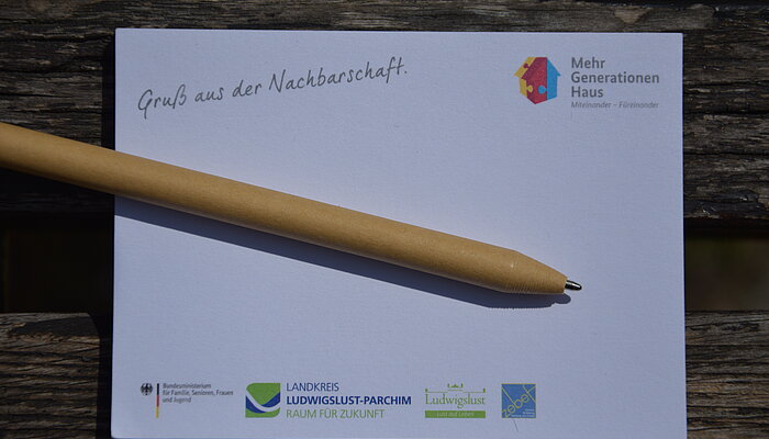 Ein Bleistift liegt auf einem Notizzettel