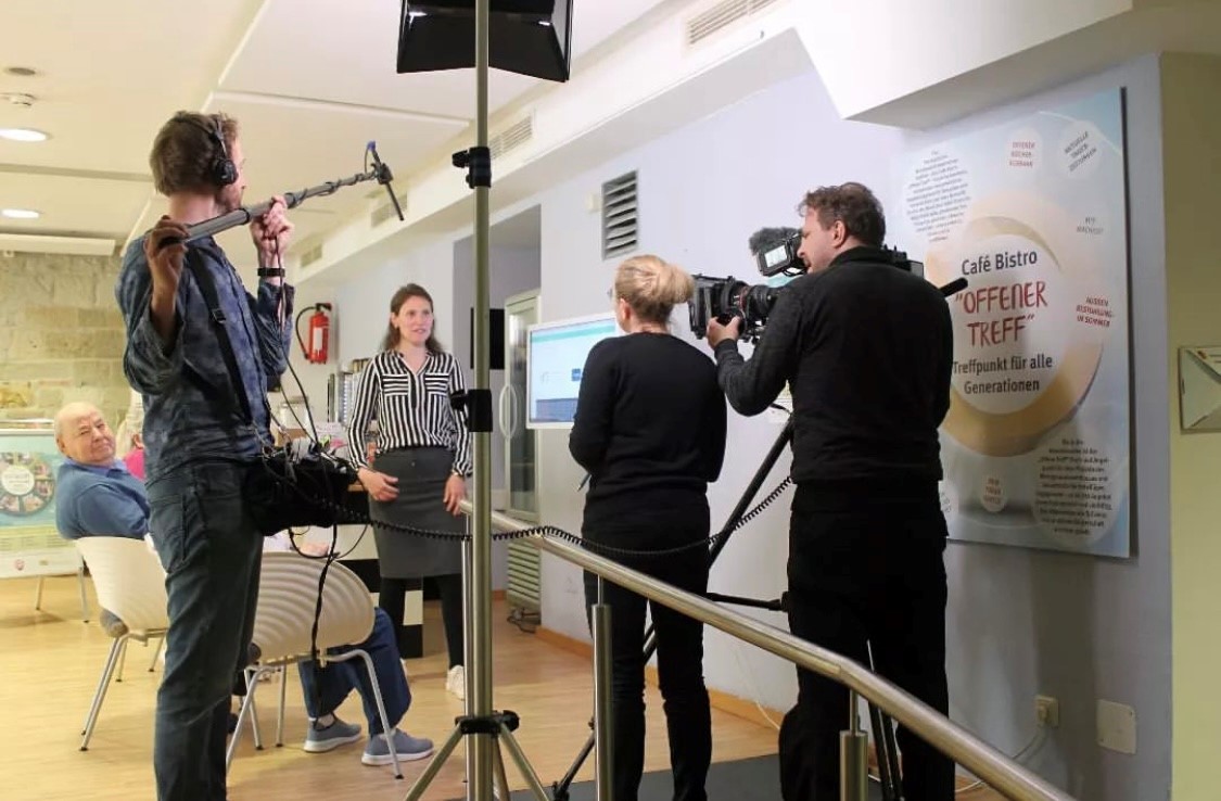 (c) Hannah Baunacher Ein Filmteam interviewt eine Frau.