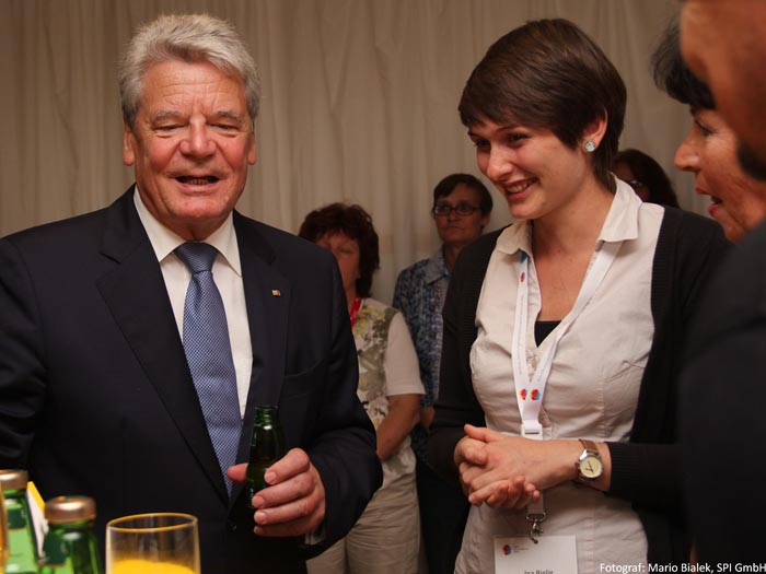 Bundespräsident Joachim Gauck mit Ina Bielig, Mitarbeiterin im Mehrgenerationenhaus