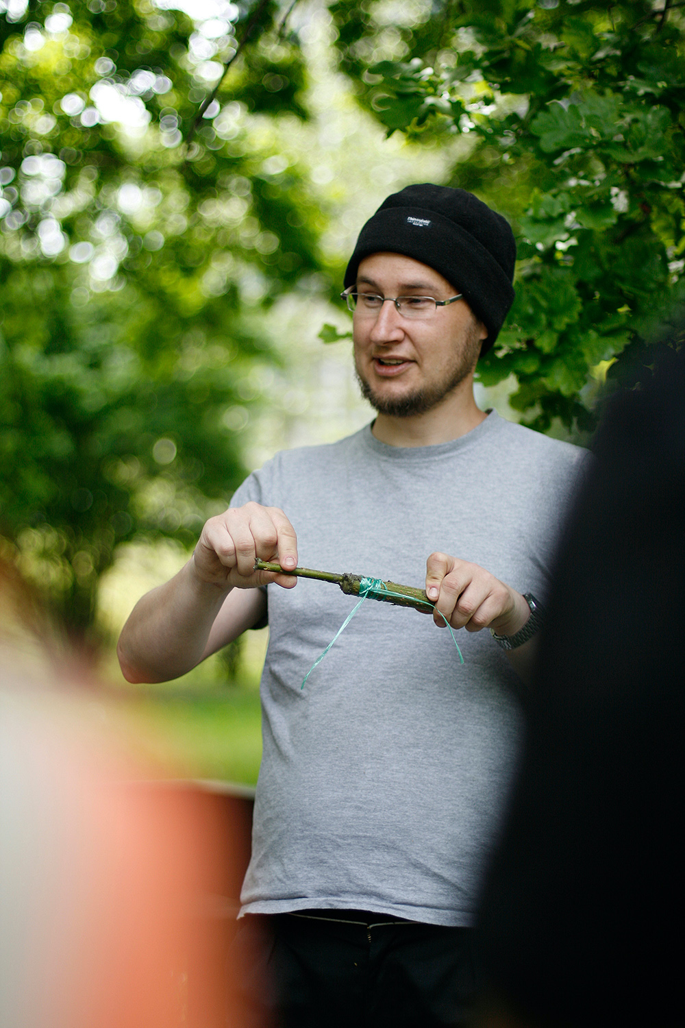 Volker Croy hält ein Werkzeug und hält einen Workshop