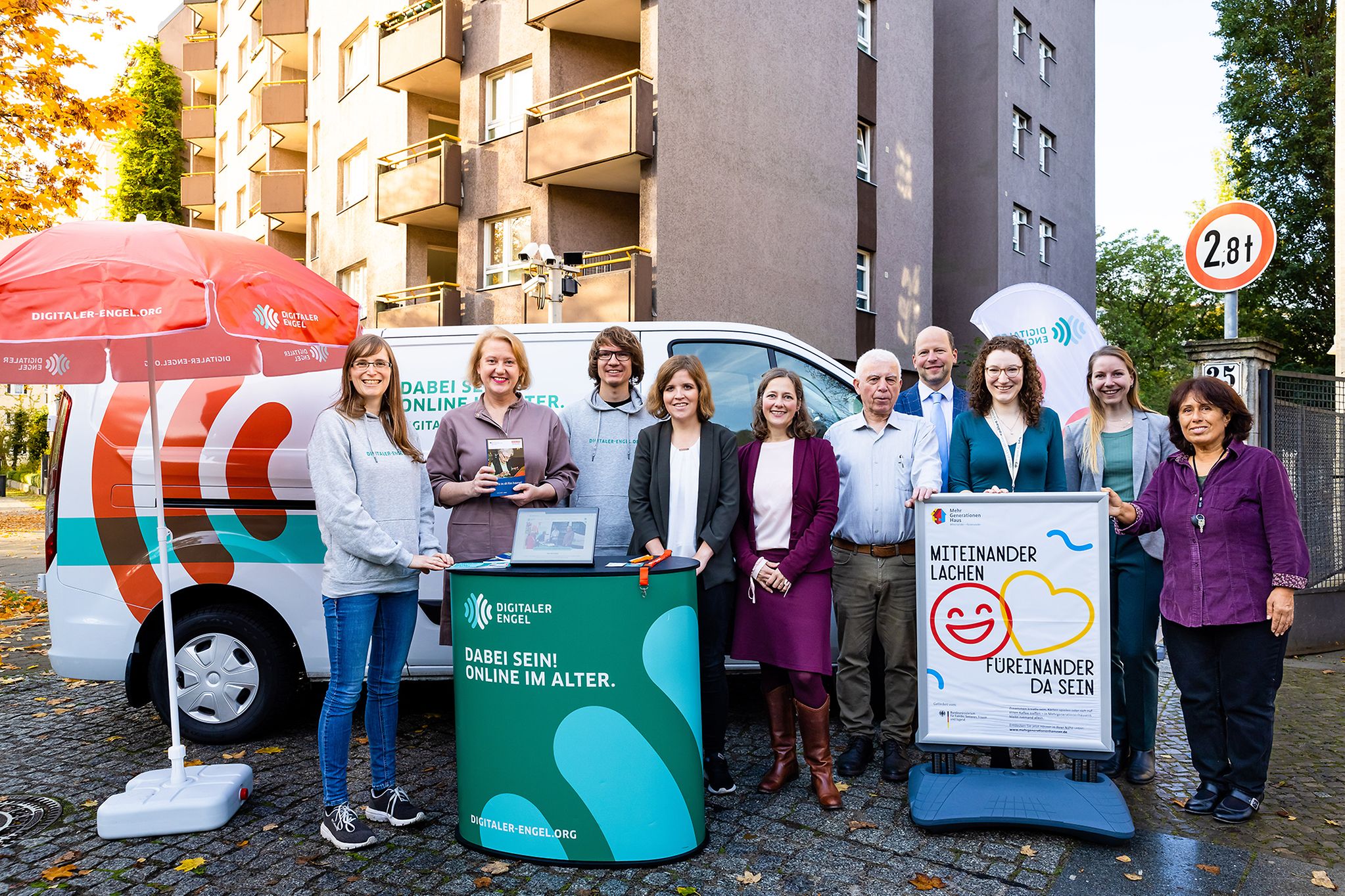 Bundesfamilienministerin Lisa Paus und das Team "Digitaler Engel" vor einem Transporter