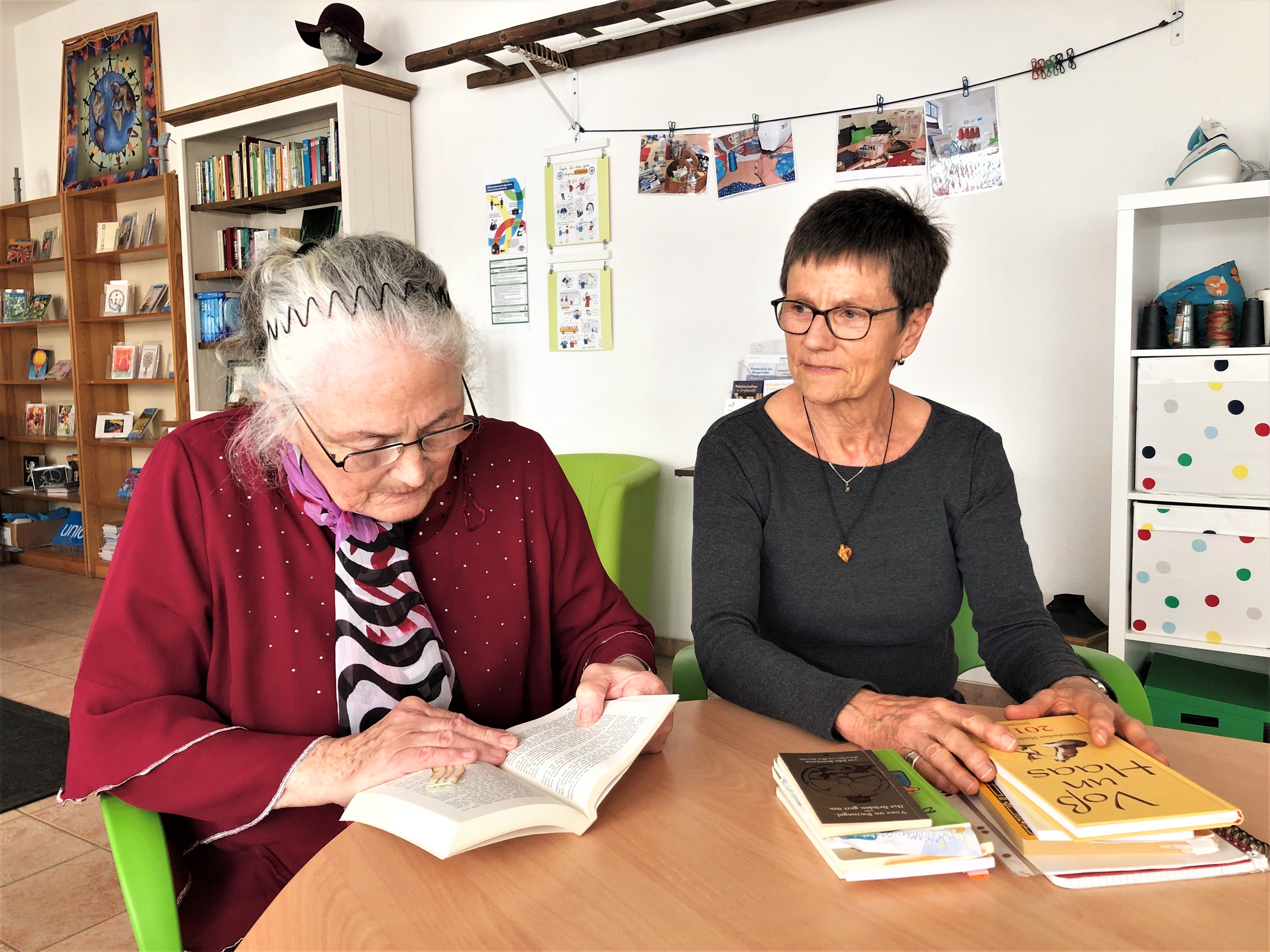 Marianne Hamfler und Gisela Zillmer lesen in Büchern