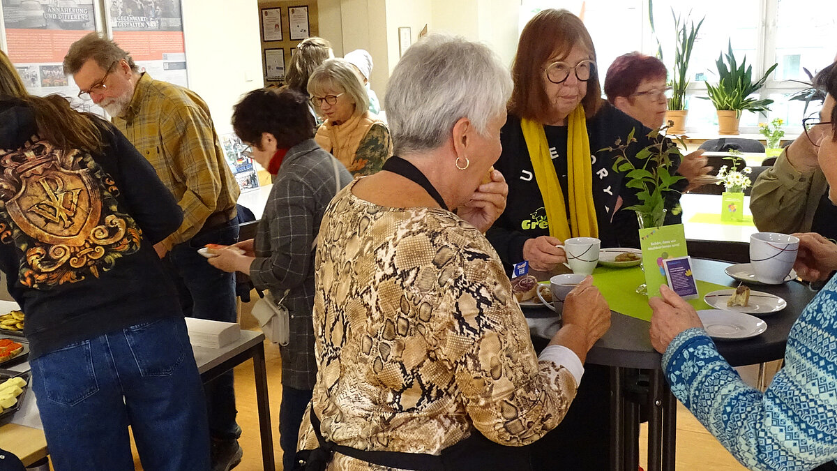 Die Gäste zum „Tag der Nachbarn“ lassen es sich schmecken am Buffet der GREENE´s