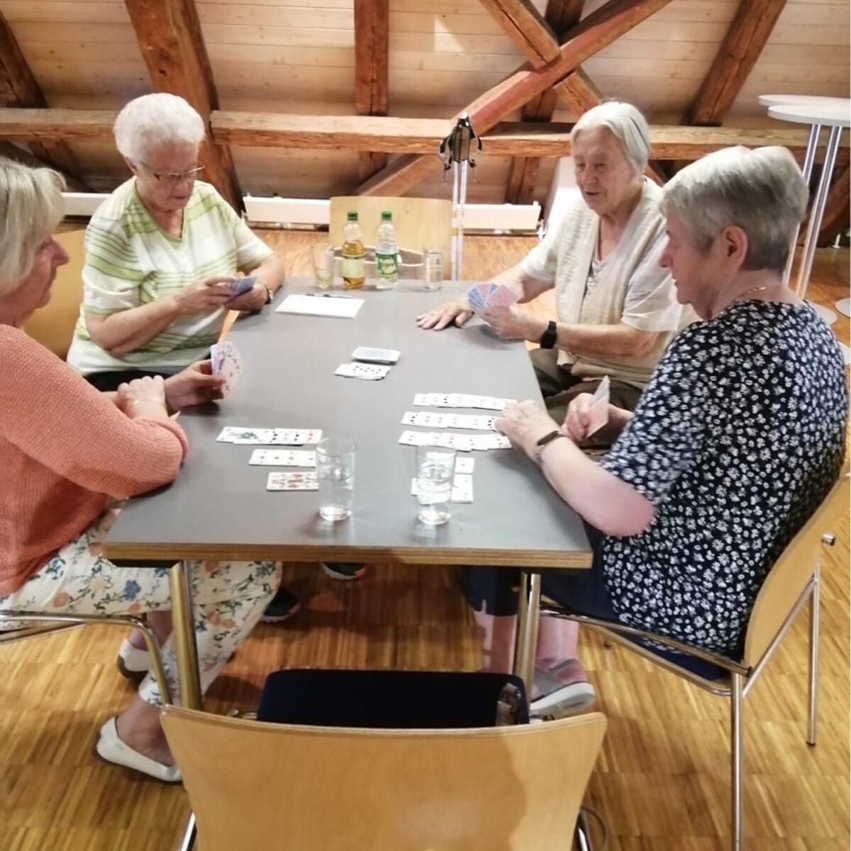 einmal in der Woche treffen sich Spielfreudige bei uns im Haus