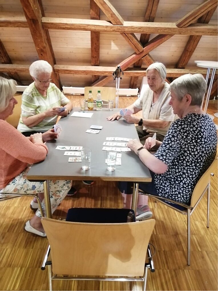 einmal in der Woche treffen sich Spielfreudige bei uns im Haus