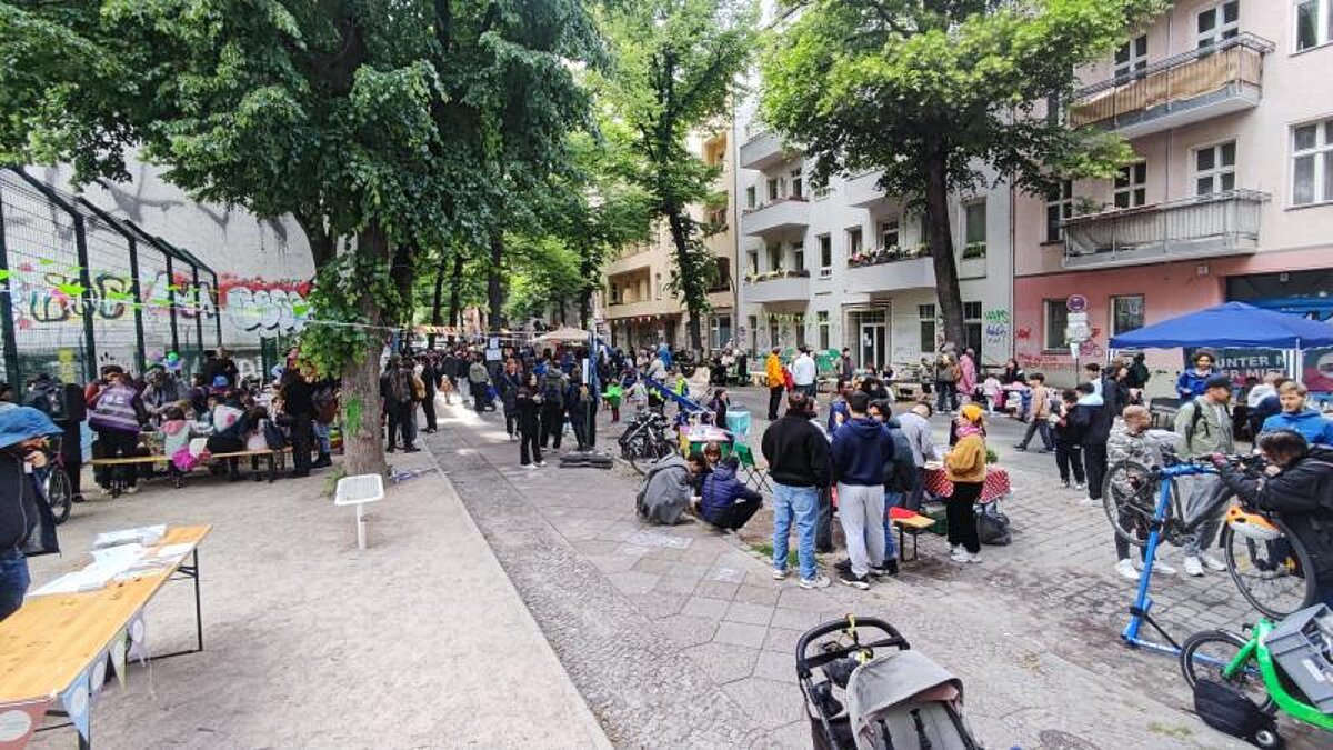 Straßenfest auf der Mahlower Straße vorm MGH Nachbarschafstreff Schillerkiez