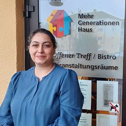 Eine Frau lächelt in die Kamera.