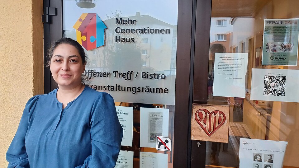 Eine Frau lächelt in die Kamera.