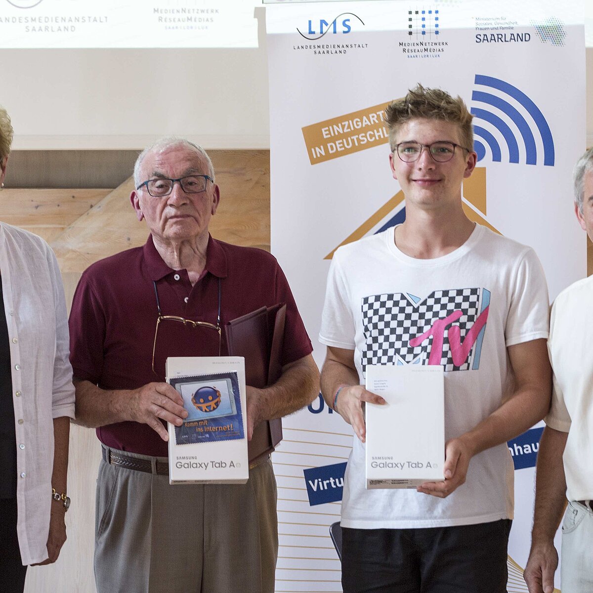Gruppenfoto der ältesten und jüngsten Teilnehmer des Modellprojekts.