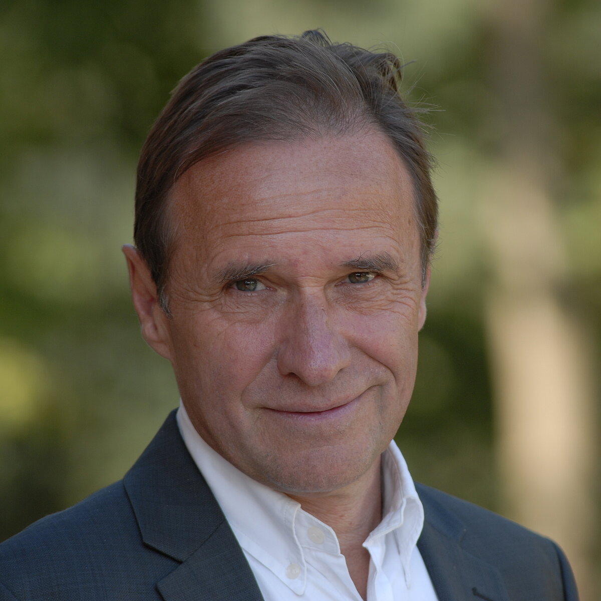 Porträtfoto von Reiner Klingholz, er trägt ein weißes Hemd, ein schwarzes Jacket und hat kurzes, braunes Haar.