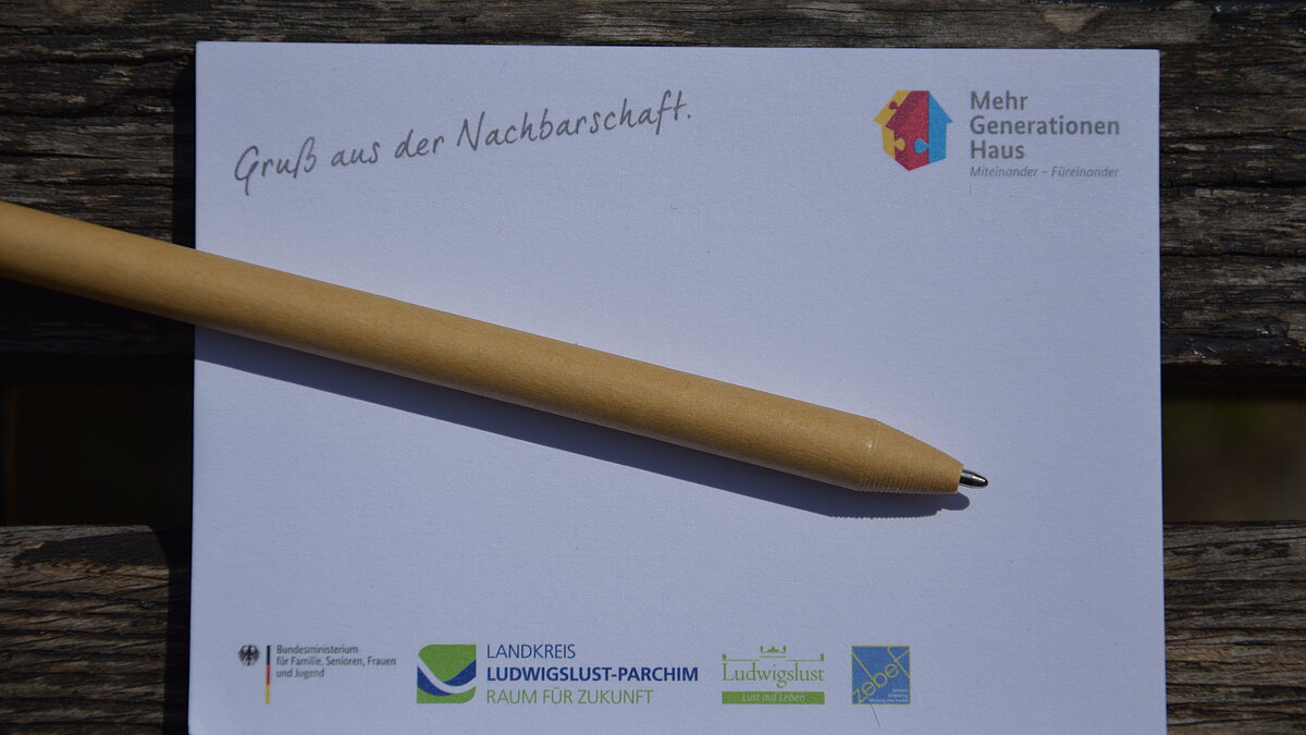 Ein Bleistift liegt auf einem Notizzettel