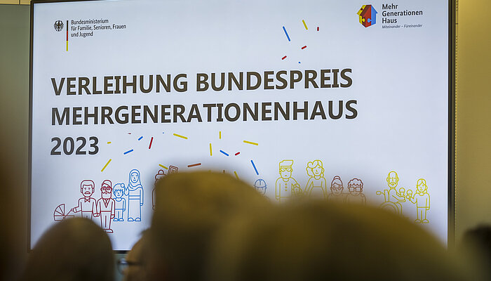Ein Plakat mit der Aufschrift "Verleihung Bundespreis Mehrgenerationenhaus 2023"