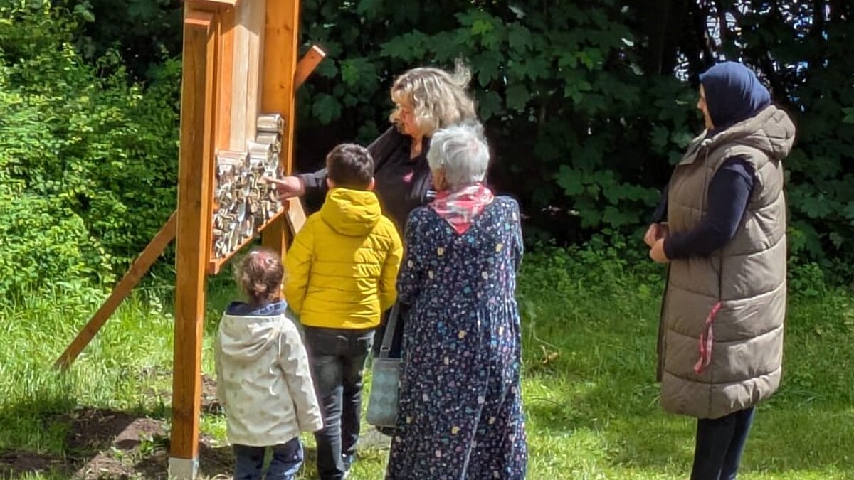 Die Besucher brachten ihre befüllten Dosen zum Einbauen in das Hotel