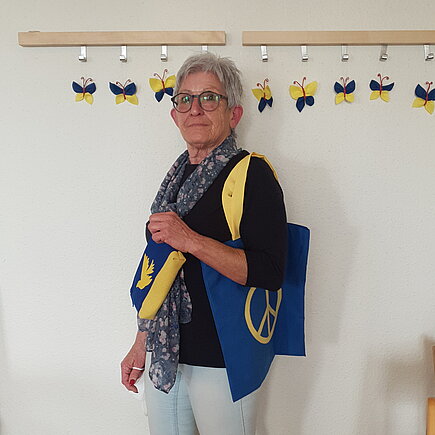 Sigrid Buchwalsky mit selbstgenähter Tasche und Etui