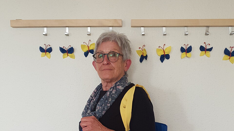 Sigrid Buchwalsky mit selbstgenähter Tasche und Etui