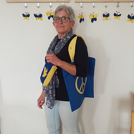 Sigrid Buchwalsky mit selbstgenähter Tasche und Etui