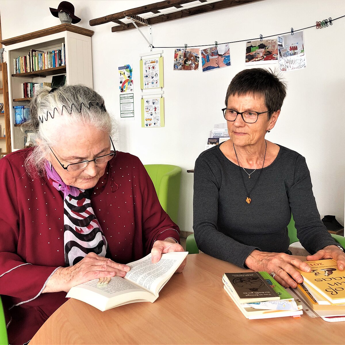 Marianne Hamfler und Gisela Zillmer lesen in Büchern