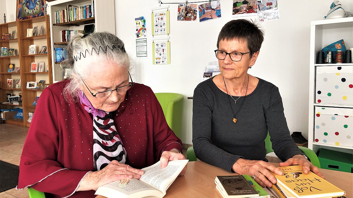 Marianne Hamfler und Gisela Zillmer lesen in Büchern