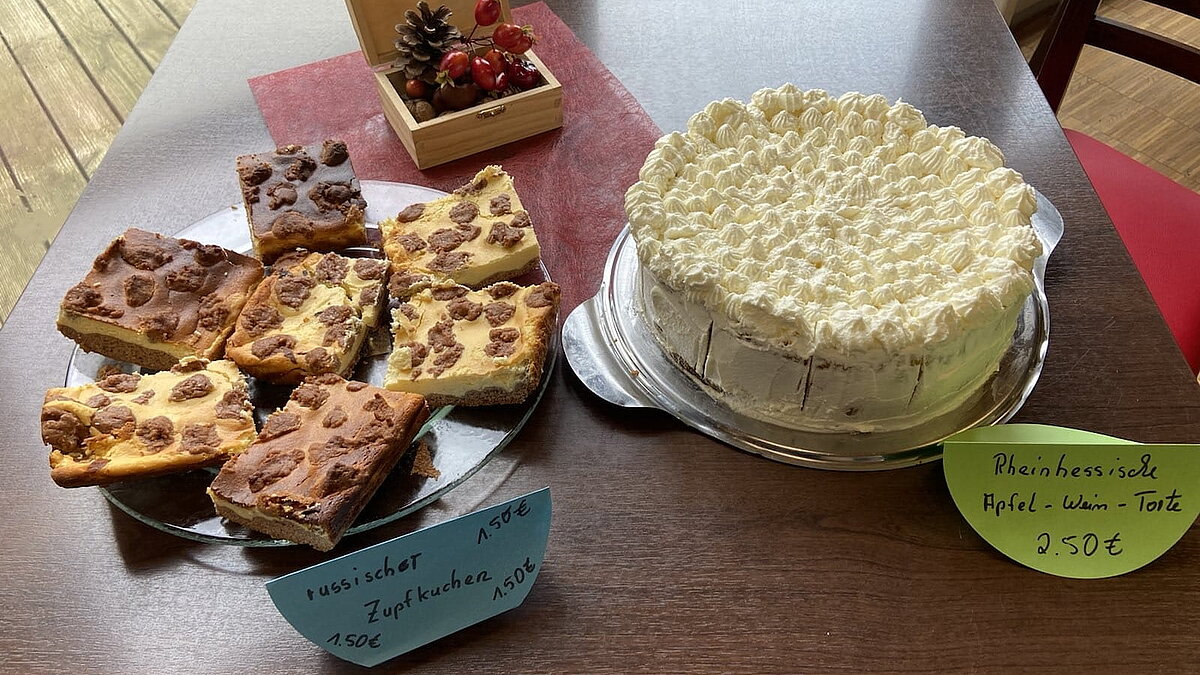 Auf einem Tisch stehen Kuchen und Torten. 