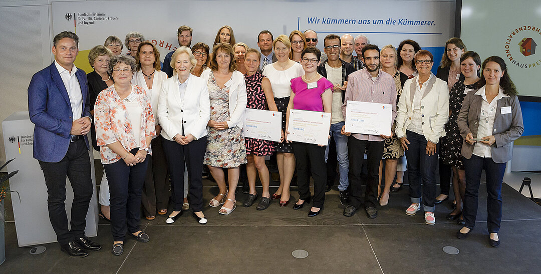 Gruppenbild auf der Bühne mit allen Teams, der Ministerin und dem Staatssekretär