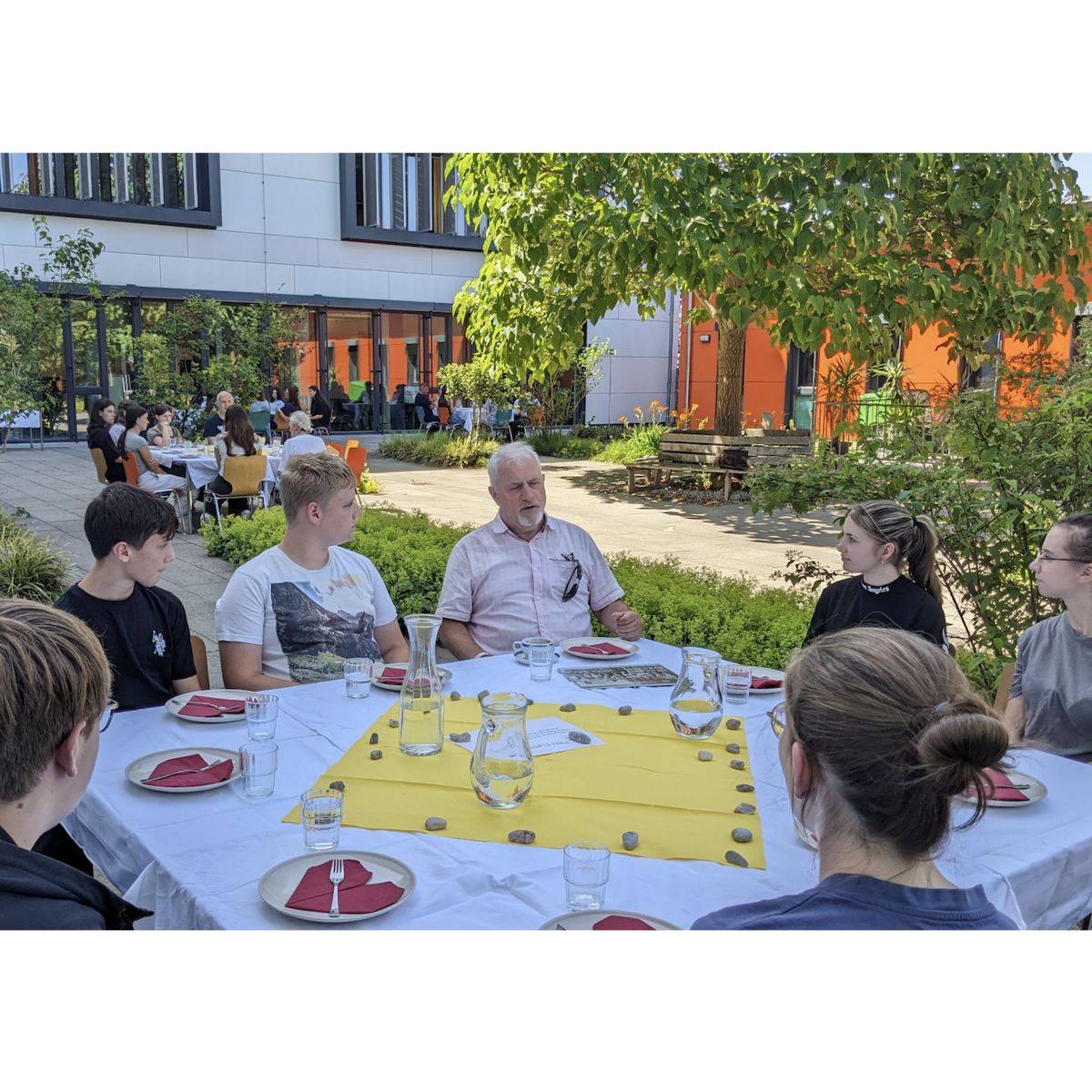 Die Mitglieder des MGH Freilassing im Gespräch. (MGH Freilassing)