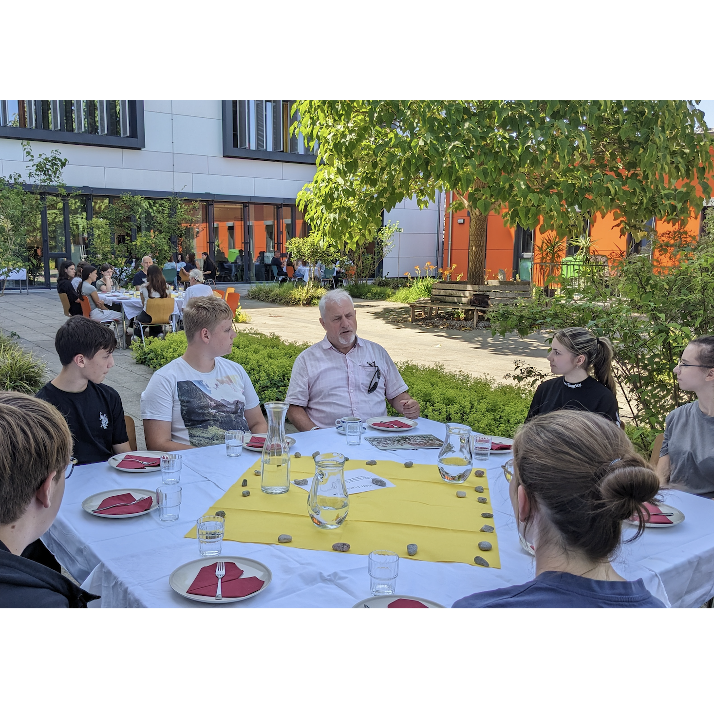 Die Mitglieder des MGH Freilassing im Gespräch. (MGH Freilassing)