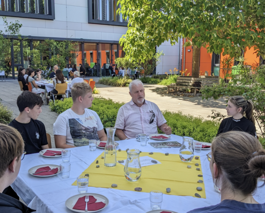 Die Mitglieder des MGH Freilassing im Gespräch. (MGH Freilassing) Die Mitglieder des MGH Freilassing im Gespräch. (MGH Freilassing)