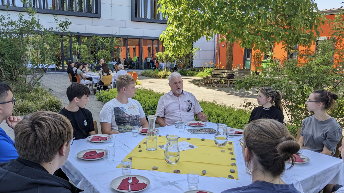 Die Mitglieder des MGH Freilassing im Gespräch. (MGH Freilassing)