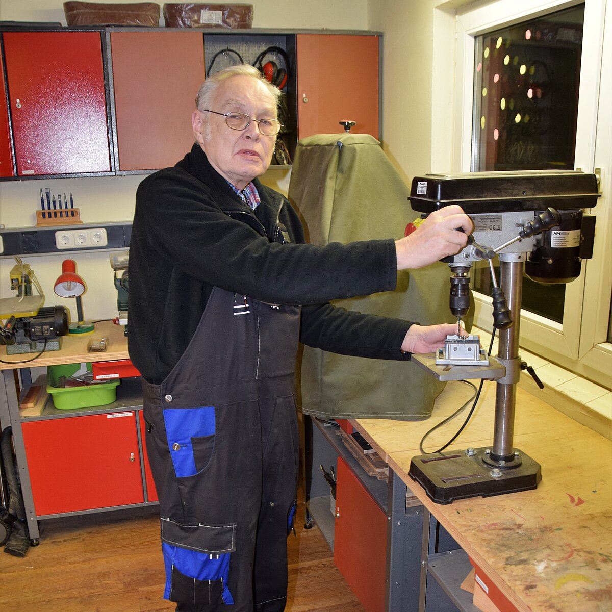 Harry Barwich steht in einer Werkstatt