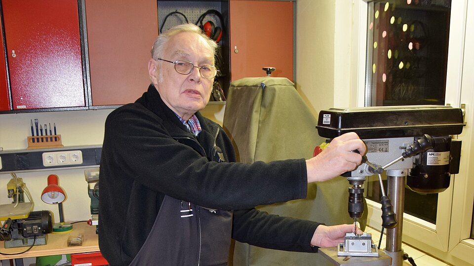 Harry Barwich steht in einer Werkstatt