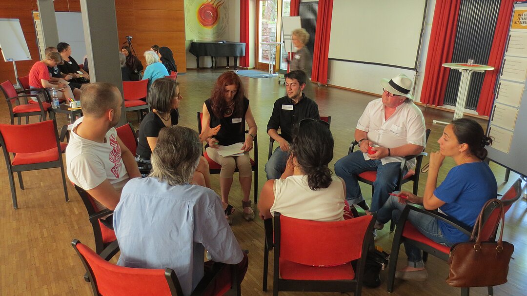 Personen sitzen im Stuhlkreis im Mehrgenerationenhaus Stuttgart-West