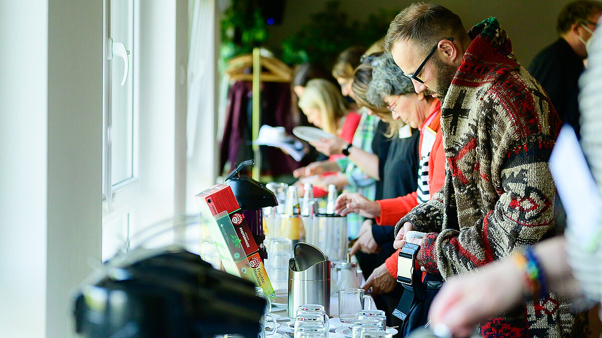 Verschiedene Menschen am Buffet der Ideenkonferenzen 2022