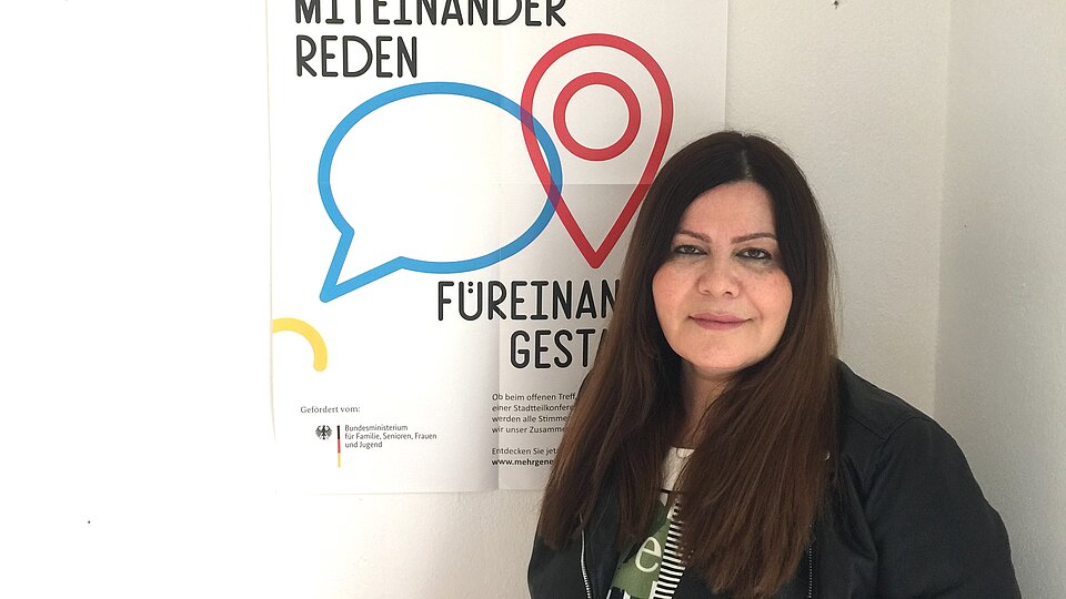 Farzaneh Motefaregheh neben einem MGH-Poster