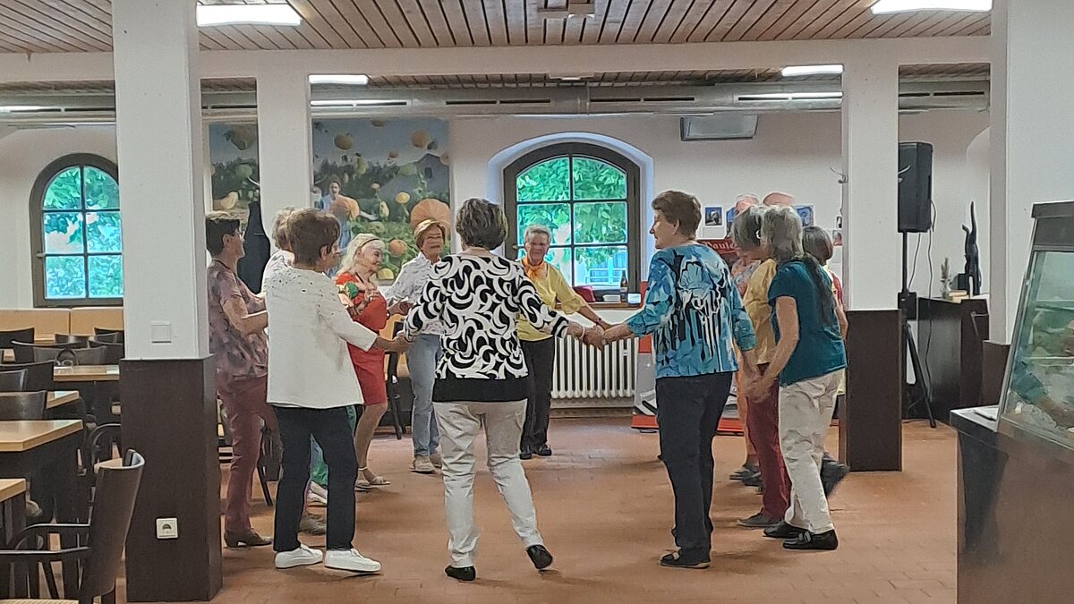 Besucherinnen und Besucher beim gemeinsamen Tanzen
