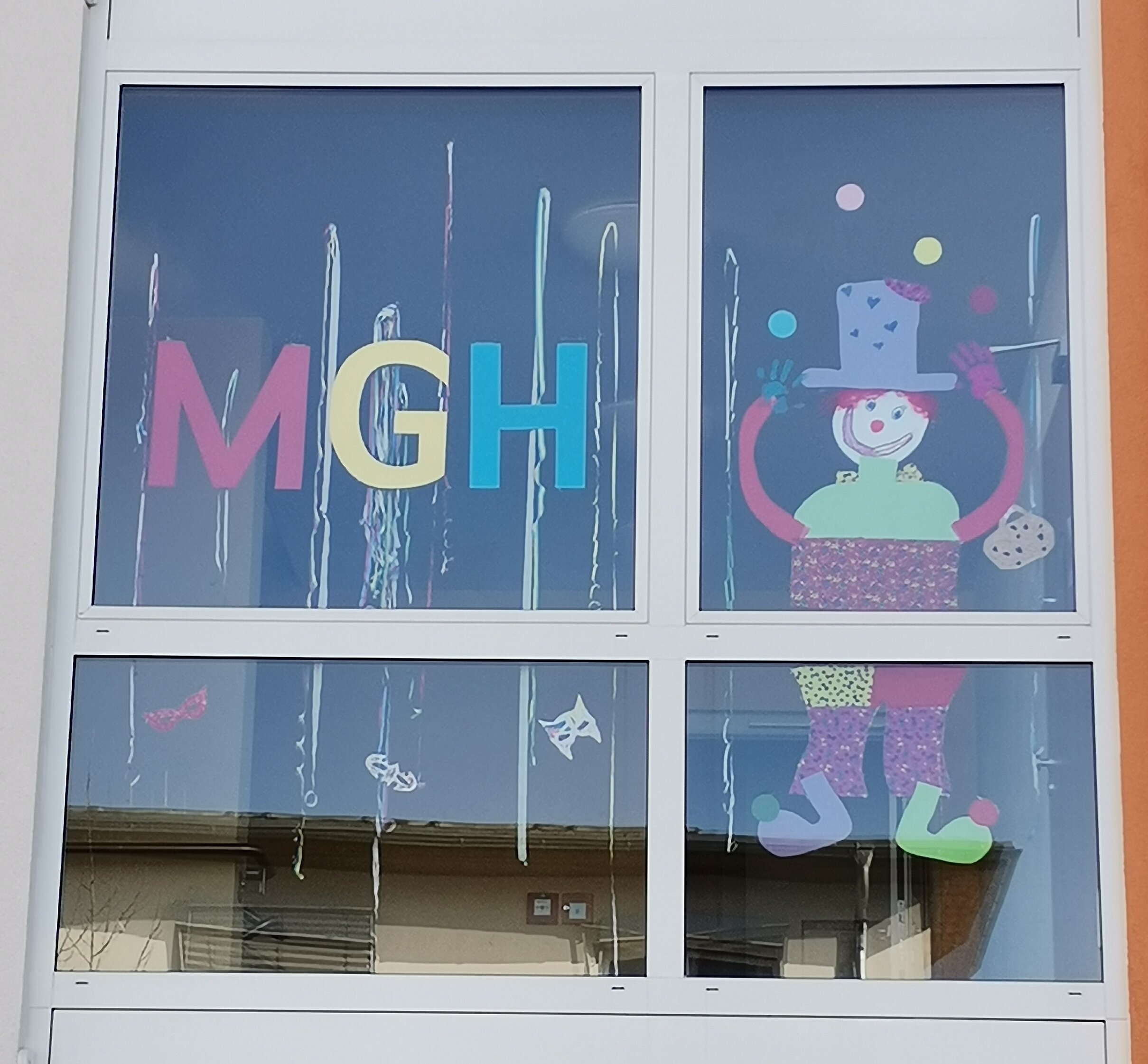 Clown im Fenster