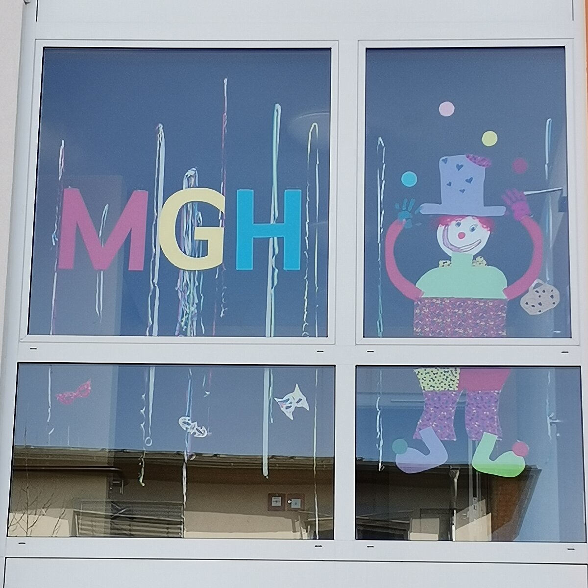 Clown im Fenster