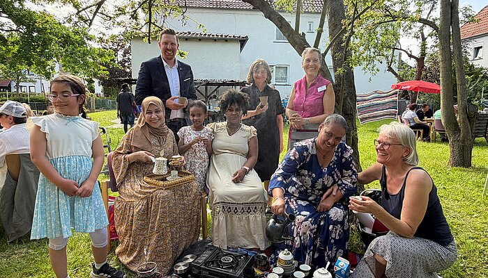 Freiwillig Engagierte und Besucher:innen genossen den Tag mit Begegnung und Gespräch