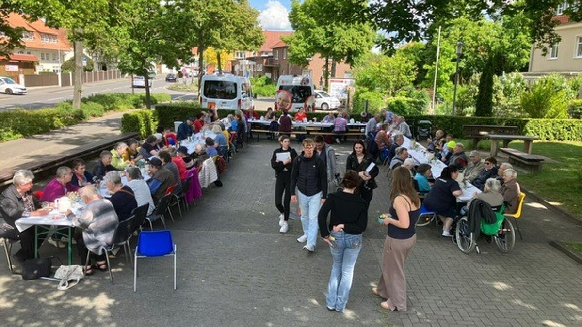 Die längste Kaffeetafel vor dem MGH in Duderstadt ist bei Jung und Alt auf große Resonanz gestoßen