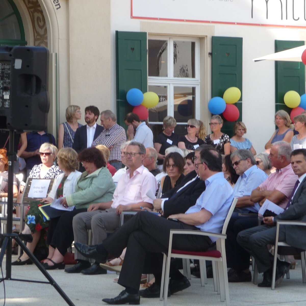 Luftballons, eine große Festversammlung als das Begegnungszentrum Mehrgenerationenhaus wurde.