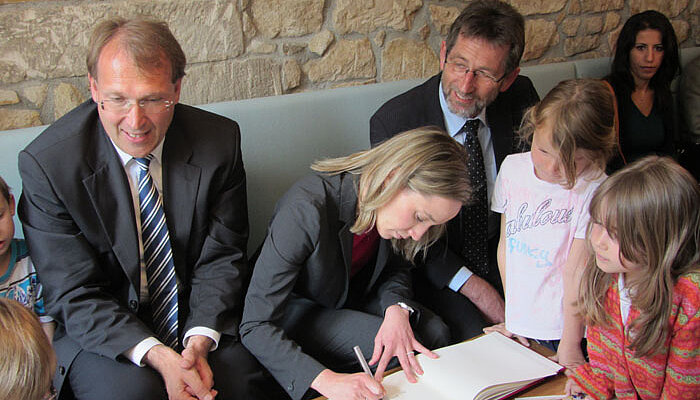 Bundesfamilienministerin Dr. Kristina Schröder trägt sich im Offenen Treff in das Goldene Buch der Stadt Bensheim ein. Bundesfamilienministerin Dr. Kristina Schröder trägt sich im Offenen Treff in das Goldene Buch der Stadt Bensheim ein.
