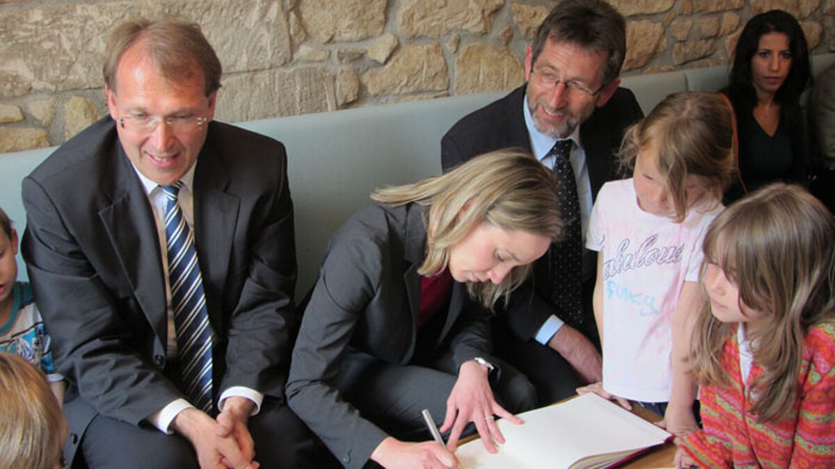 Bundesfamilienministerin Dr. Kristina Schröder trägt sich im Offenen Treff in das Goldene Buch der Stadt Bensheim ein.