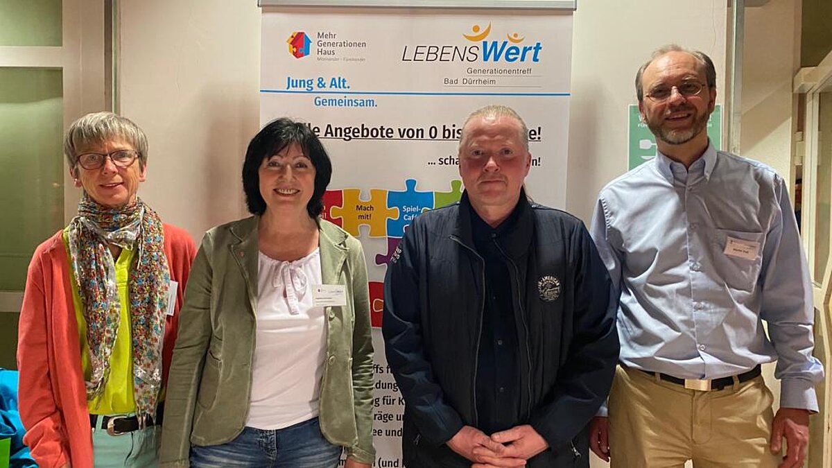 Drei Vertreterinnen und Vertreter des Mehrgenerationenhaus Generationentreff LEBENSWert und Joey Kelly vor einem Roll-up