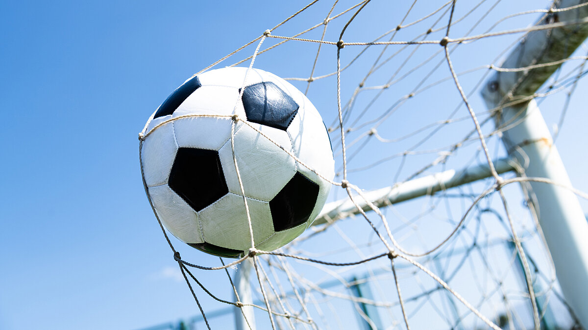 Ein Fußball wird ins Tor geschossen