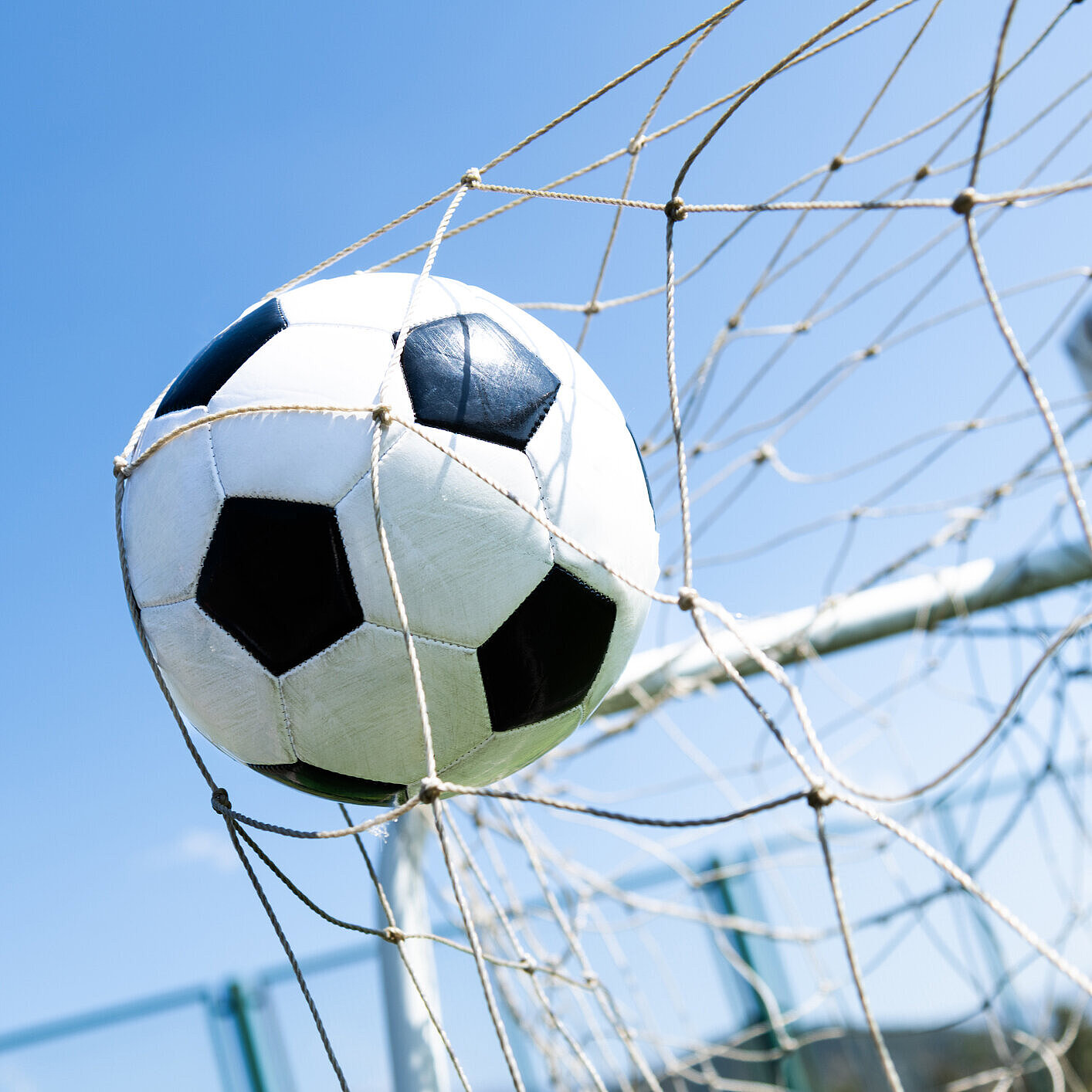 Ein Fußball wird ins Tor geschossen