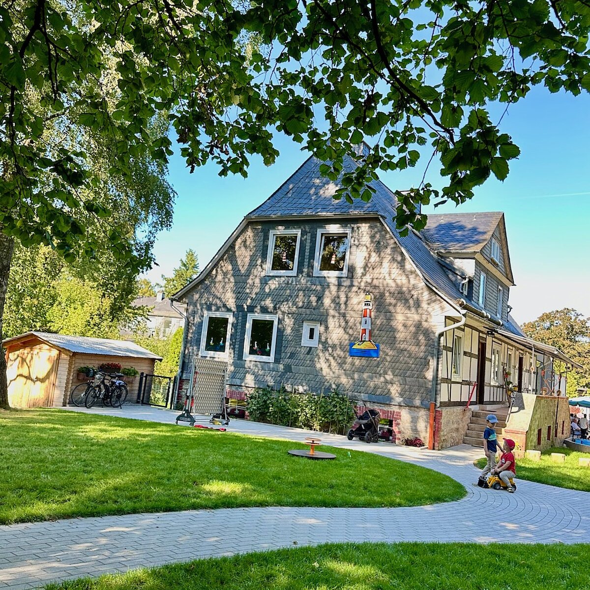 Ansicht des Hauses nach Neugestaltung des Außengeländes