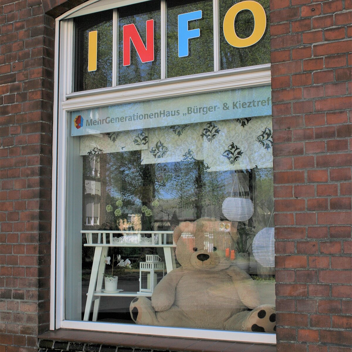 Hier informieren sich Passanten über unsere Angebote.