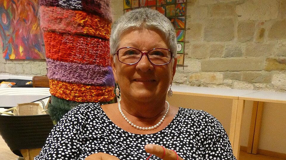 Ingrid Thieler beim Stricken