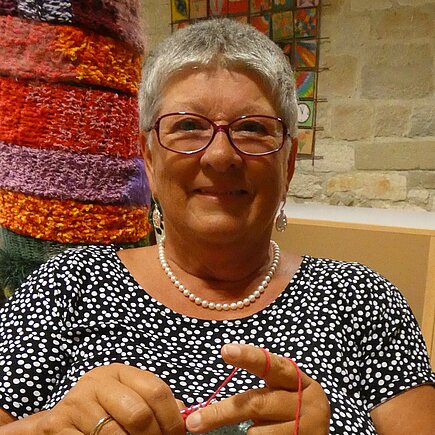 Ingrid Thieler beim Stricken