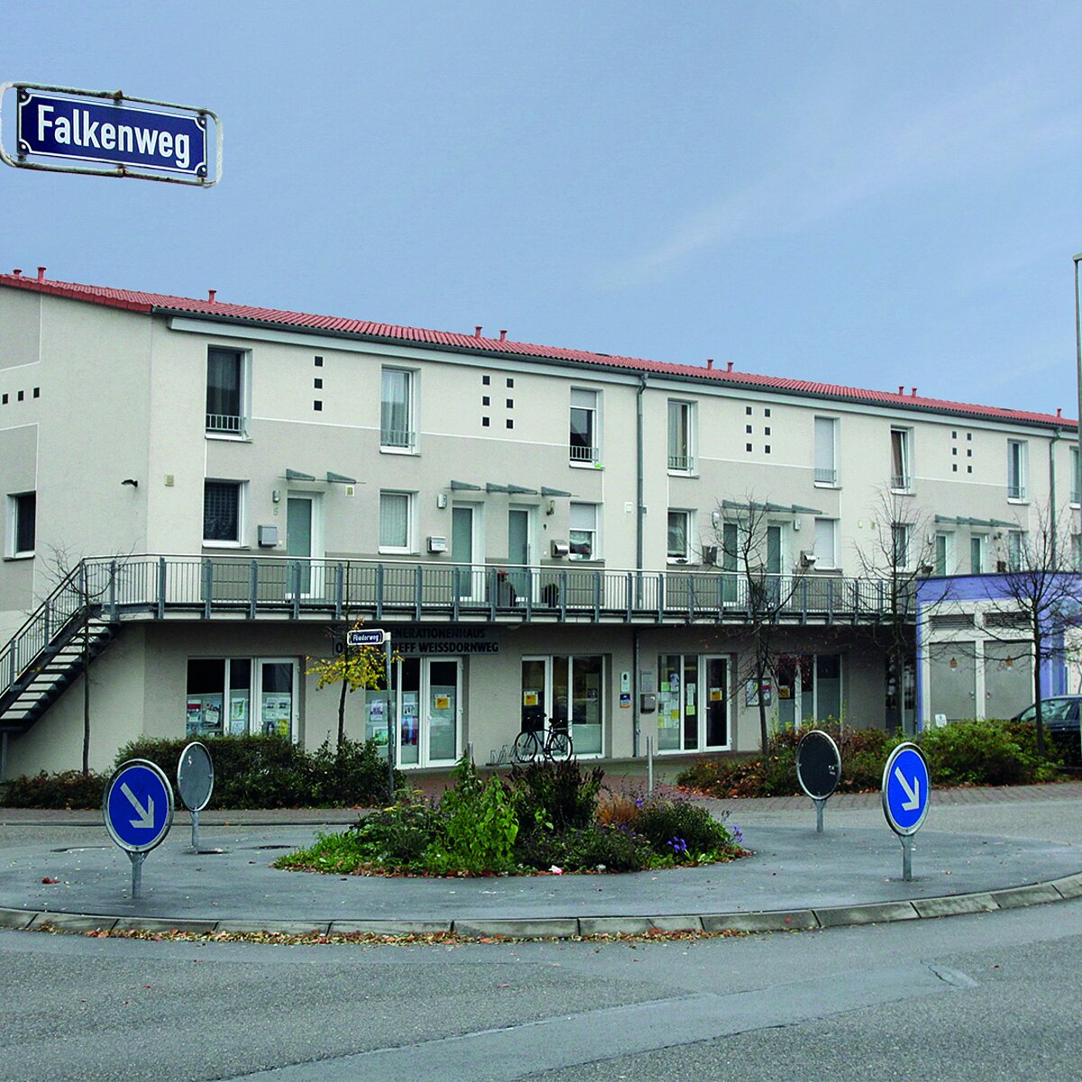 Blick vom Kreisel zum Mehrgenerationenhaus